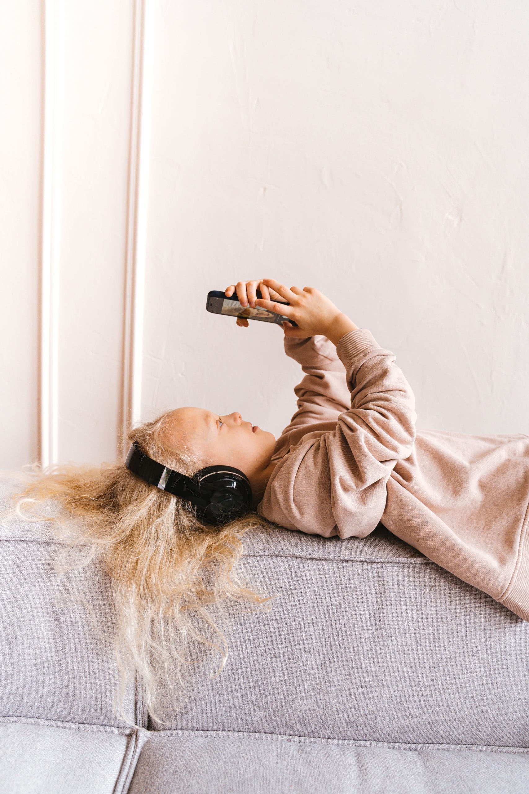 prvi telefon kada dati detetu pexels-adventurestudio-6837486